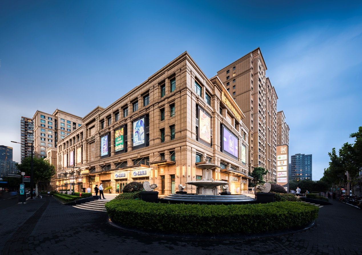 外灘某商場，戰(zhàn)略部為戶外廣告把脈安全