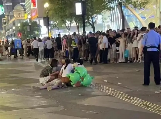 武漢江漢路璇宮飯店外立面石塊脫落，砸傷一男子，外墻脫落隱患無處不在！