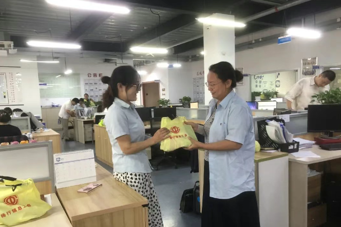 楊行鎮(zhèn)總工會(huì)到華謹(jǐn)集團(tuán)送清涼，帶來(lái)“娘家人”關(guān)懷